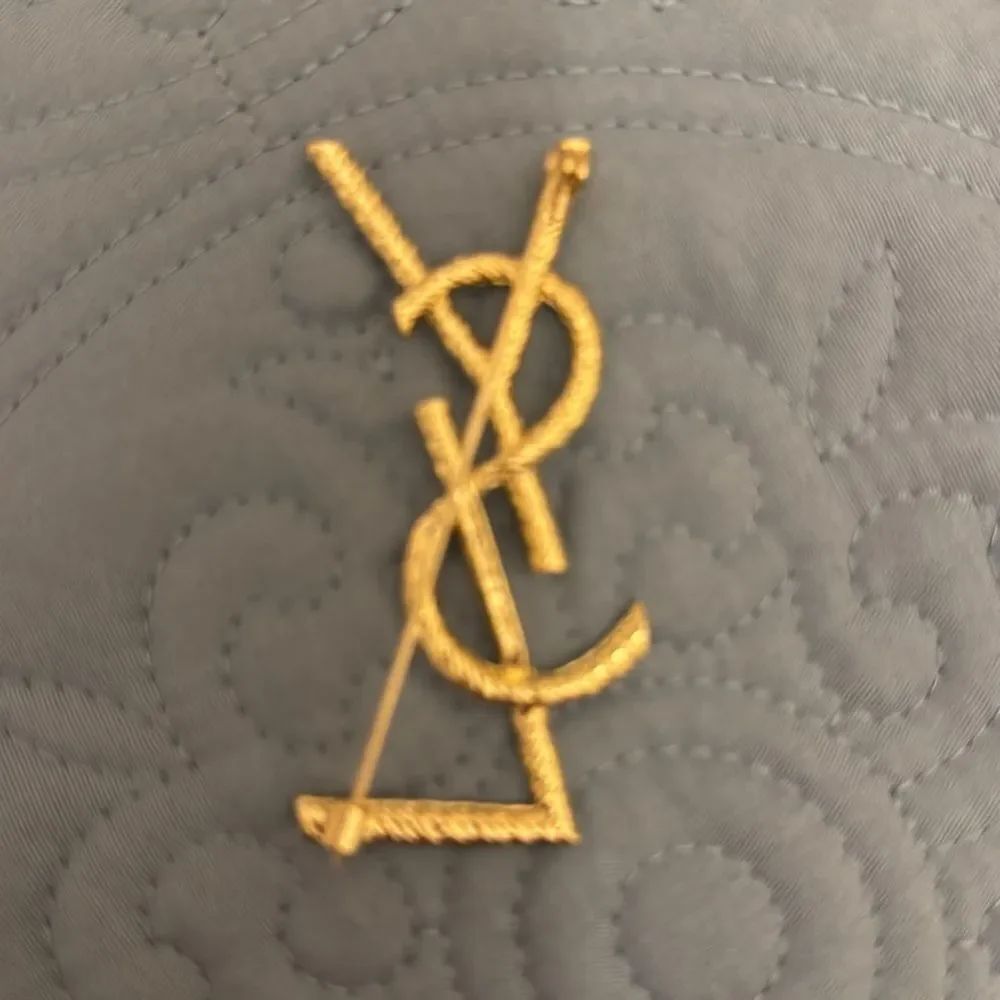 Classic Brooch - Picture 3 of 7